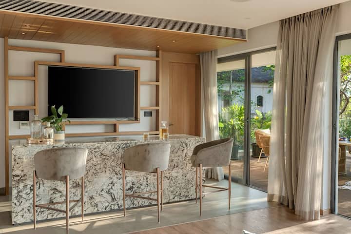 Dining area image 2