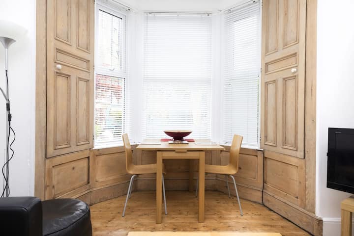 Spacious Home With Private Entrance And Patio - Edinburgh