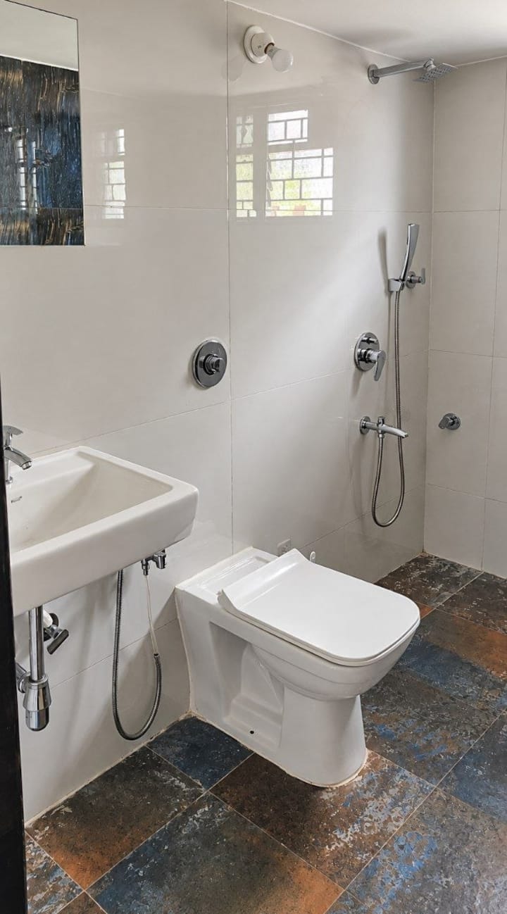 Full bathroom 1 image 1