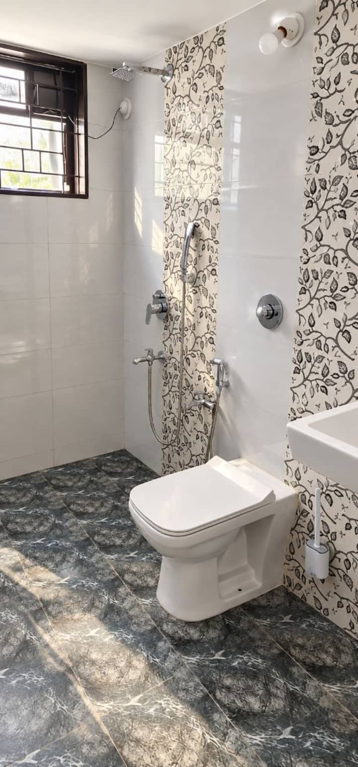 Full bathroom 3 image 1