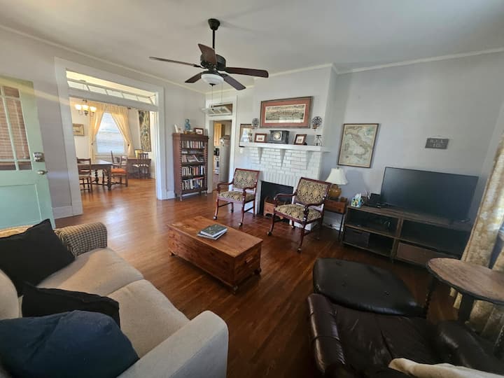 Silvia's Place (Space, Charm, Comfort, Location!) - 蒙哥馬利郡