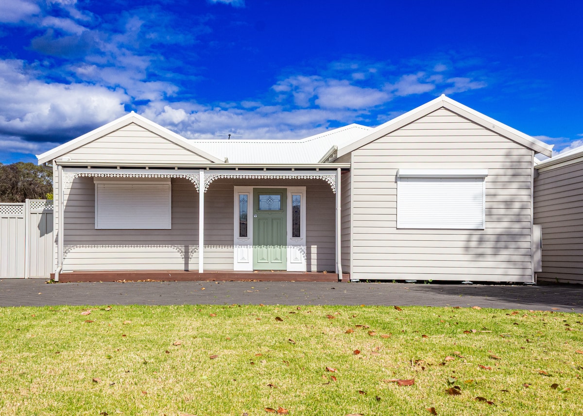 The Gateway Den| Mins to Perth Airport & Pool - Houses for Rent in ...