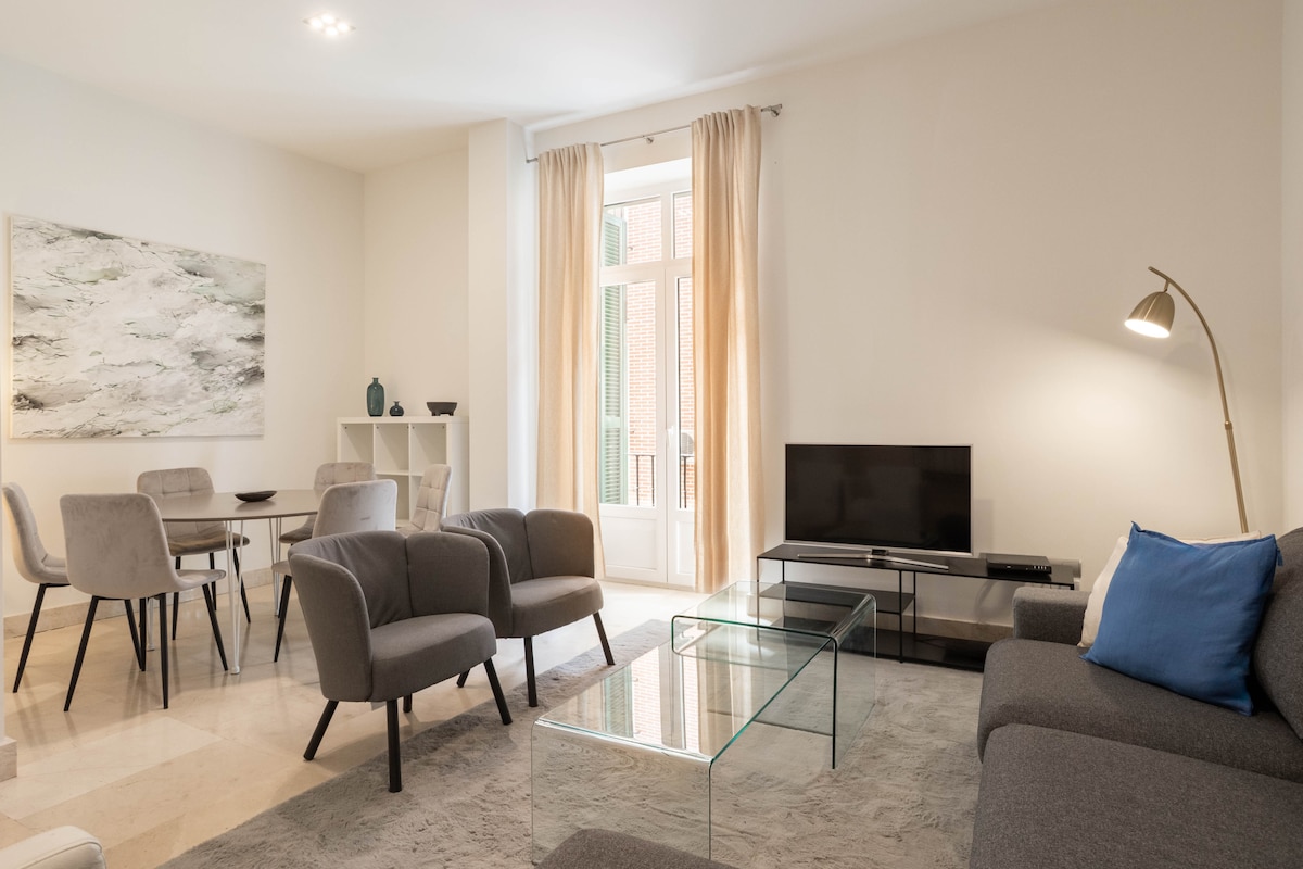Echegaray III (2nd floor) with private bathtub in Madrid