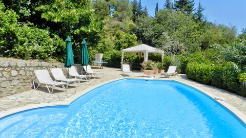 Heated Pool, Edge of Village, Stunning Views