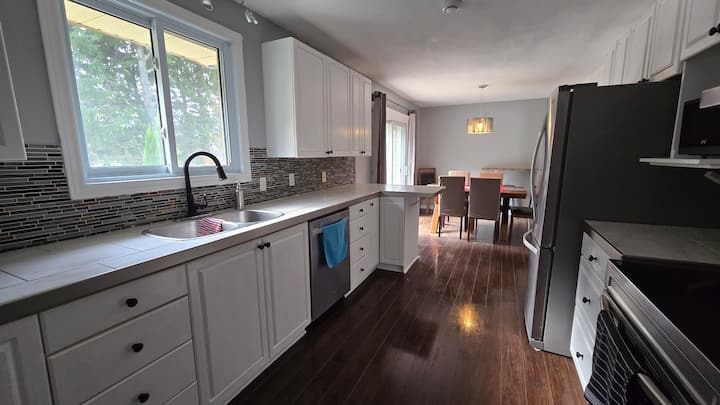 The Thomas House Upper 2br | Full Kitchen & Patio - Cobourg