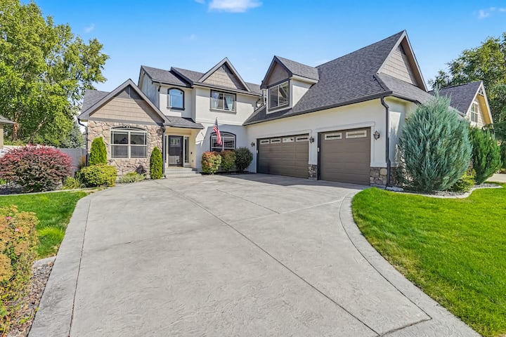 5BR Meridian Custom Home • Pool Table• Home Office - Houses for Rent in ...