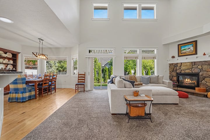 5BR Meridian Custom Home • Pool Table• Home Office - Houses for Rent in ...
