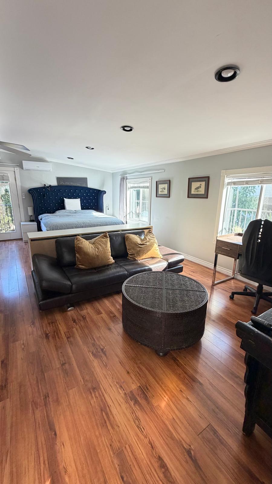 Cozy Private Studio with Full Kitchen & Workspace - Houses for Rent in ...