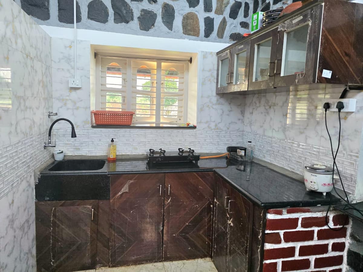 Full kitchen image 2