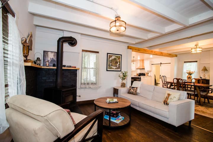 Historic w/ Mountain Views + 10 min to Bryce Resor - Houses for Rent in ...