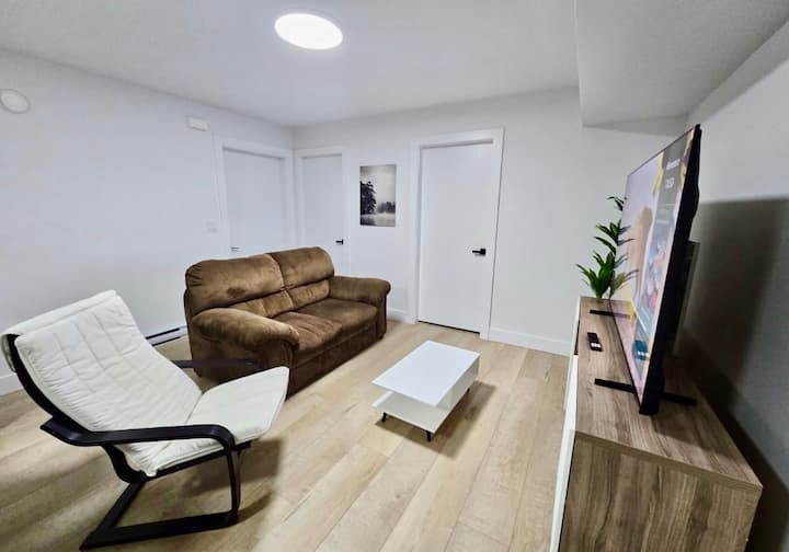 The Modern Getaway L King & Queen Bedrooms - Abbotsford