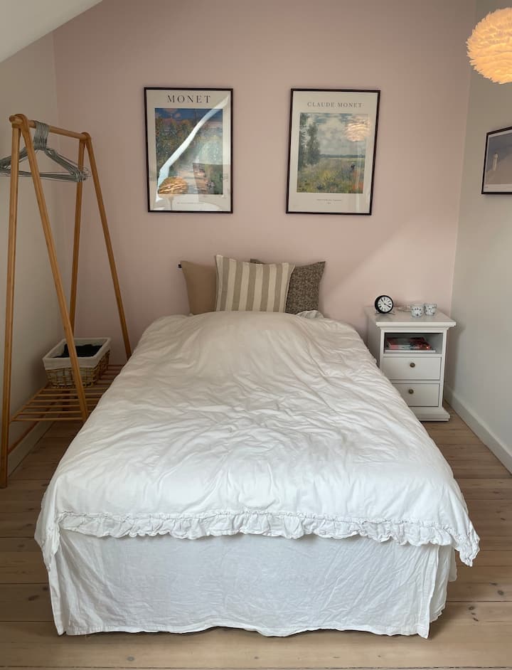 Chumba cha kulala namba 2 kilicho na kitanda kidogo cha watu wawili.