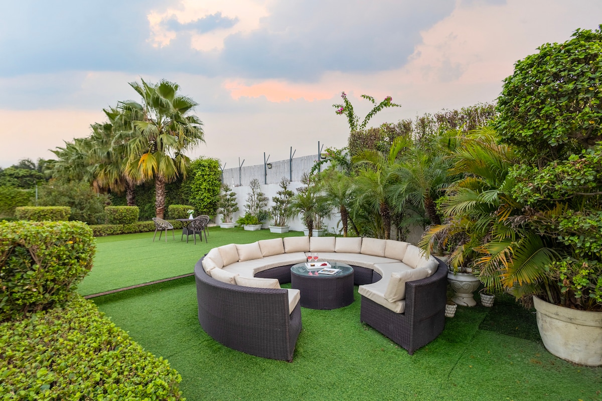 1-Acre Farm Stay | Pvt Pool & Garden Lounge - Houses for Rent in New ...