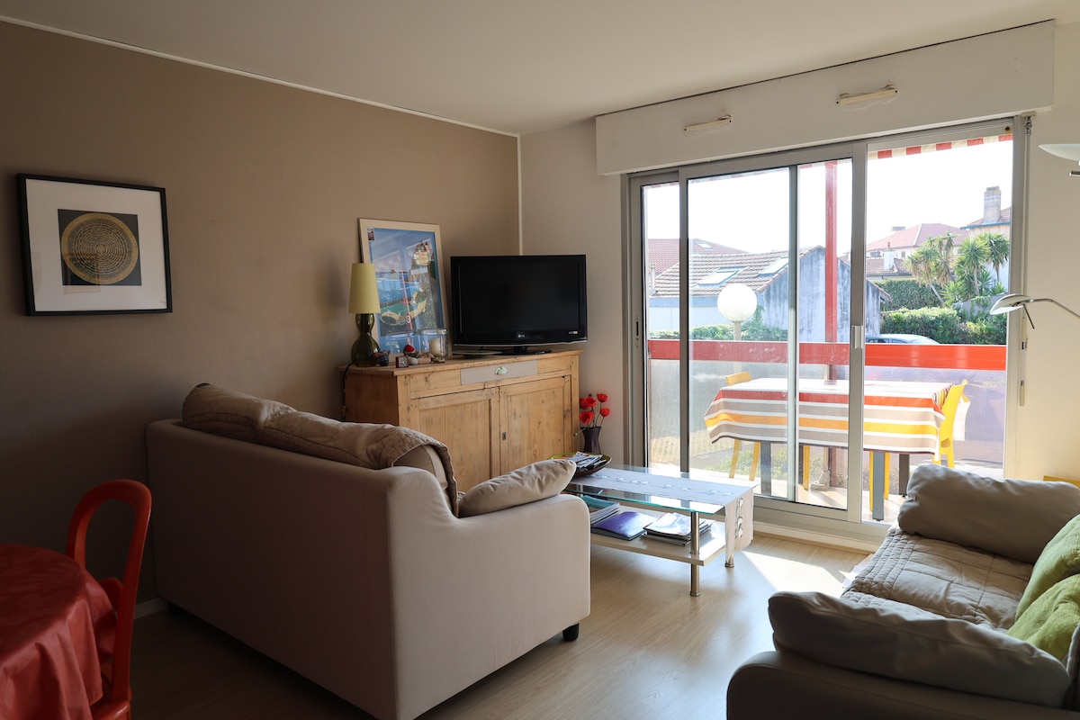 Airbnb performant: 2-bedroom apartment a short walk to Les Basques beach à Biarritz