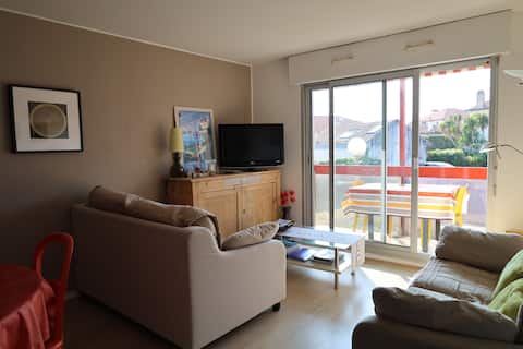 Top performing Airbnb: 2-bedroom apartment a short walk to Les Basques beach in Biarritz