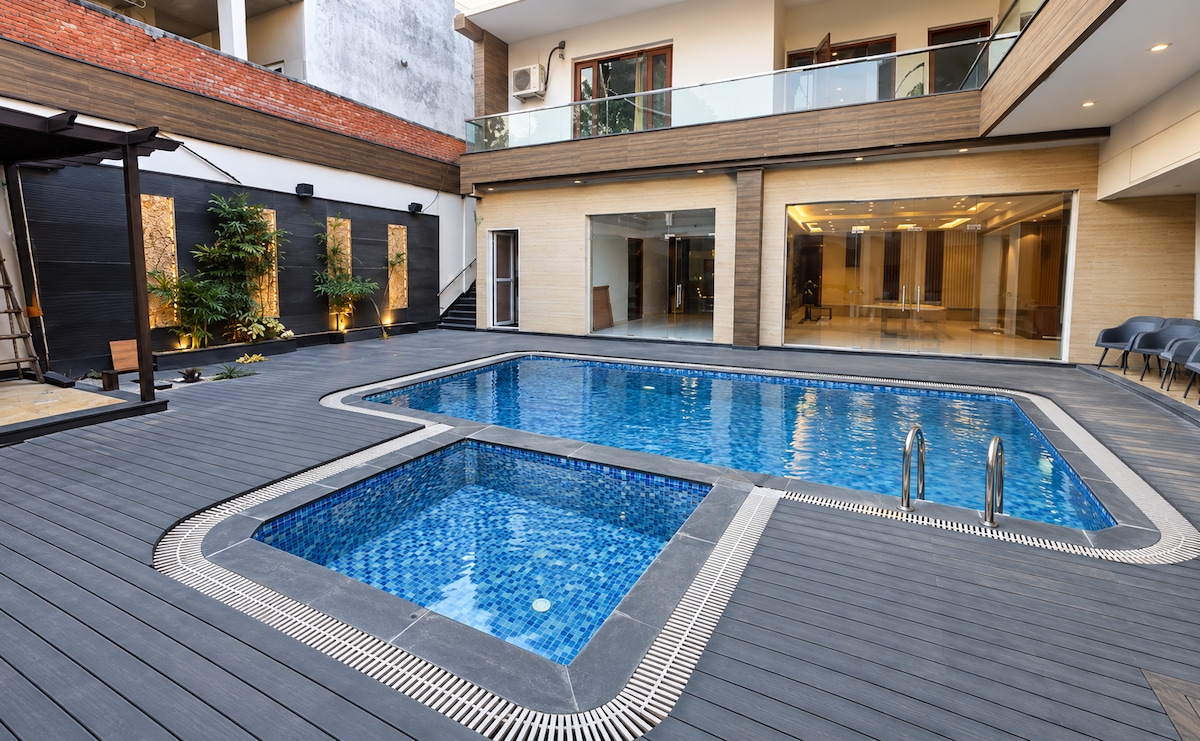 Hideaway - Luxe - DLF FARMS - 5BR - Chttrpur -Pool - Farm stays for ...