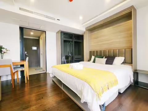 Luxury Condo | Asok BTS | Pool, Gym, Tub, Kitchen - Apartments for Rent ...