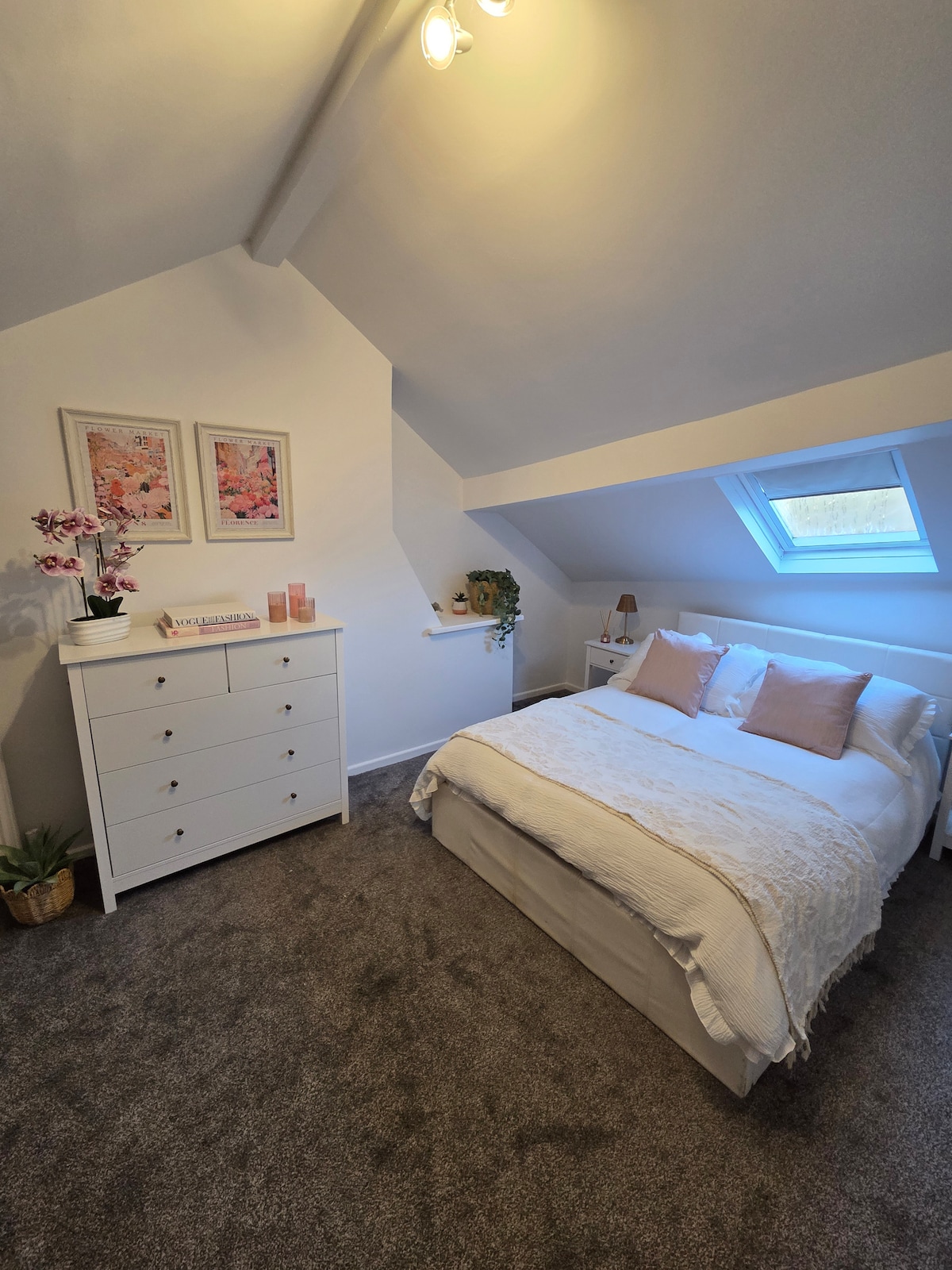 Stylish Attic Room Near Oldham Centre + Parking - Houses for Rent in ...