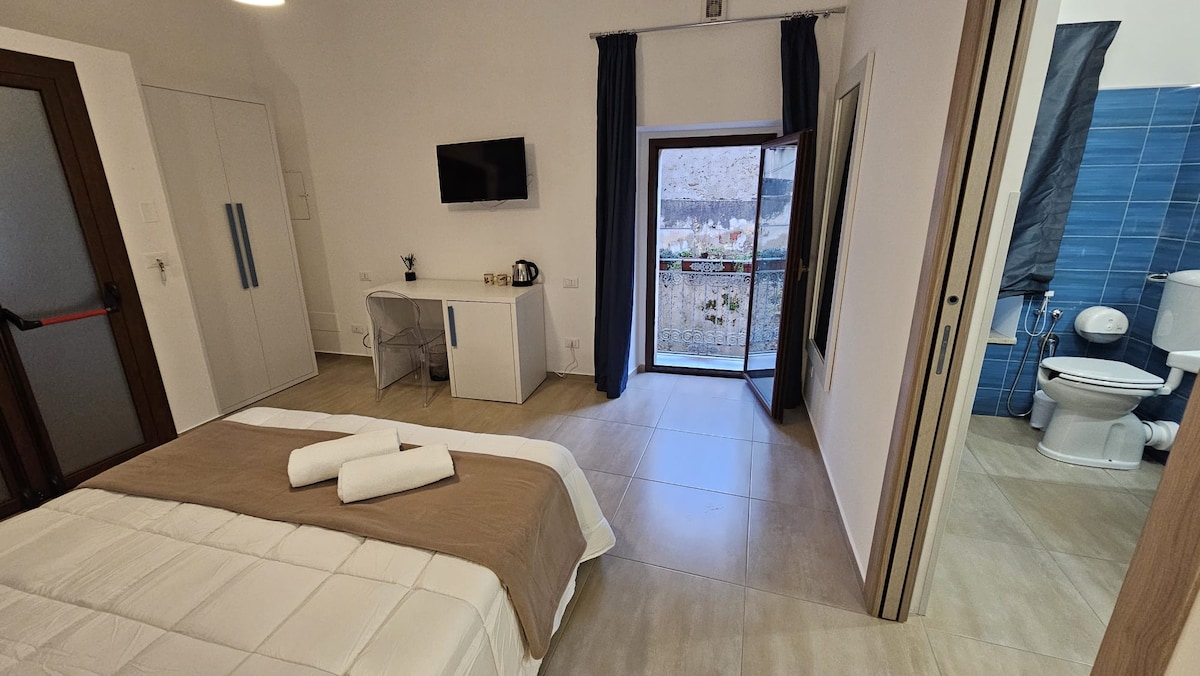 Room with small balcony and majolica tiles - Bed and breakfasts for ...