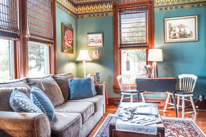 غرفة الجلوس - بجوار غرفة الطعام مباشرة