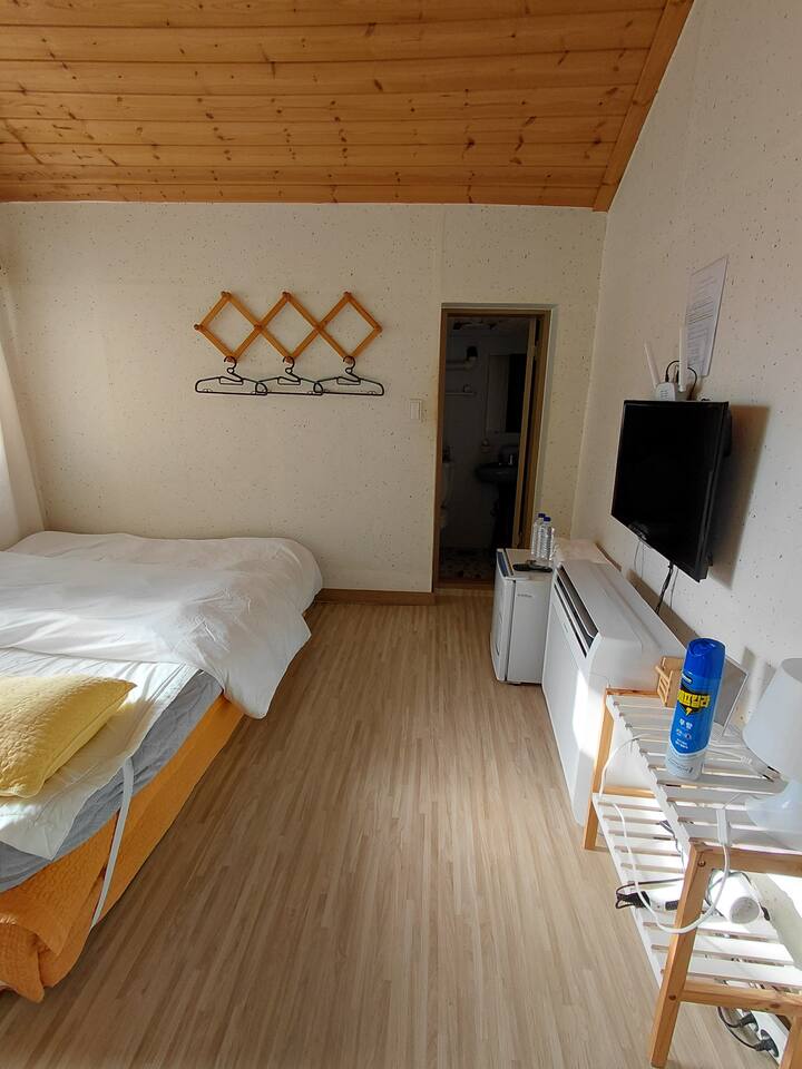 Baeknyeon Hanok Hanbyeol Room Studio-type room in the annex with fixed ...