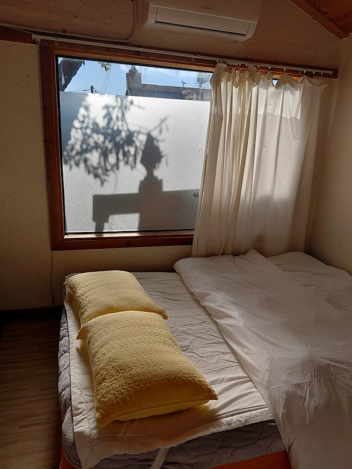 Baeknyeon Hanok Hanbyeol Room Studio-type room in the annex with fixed ...