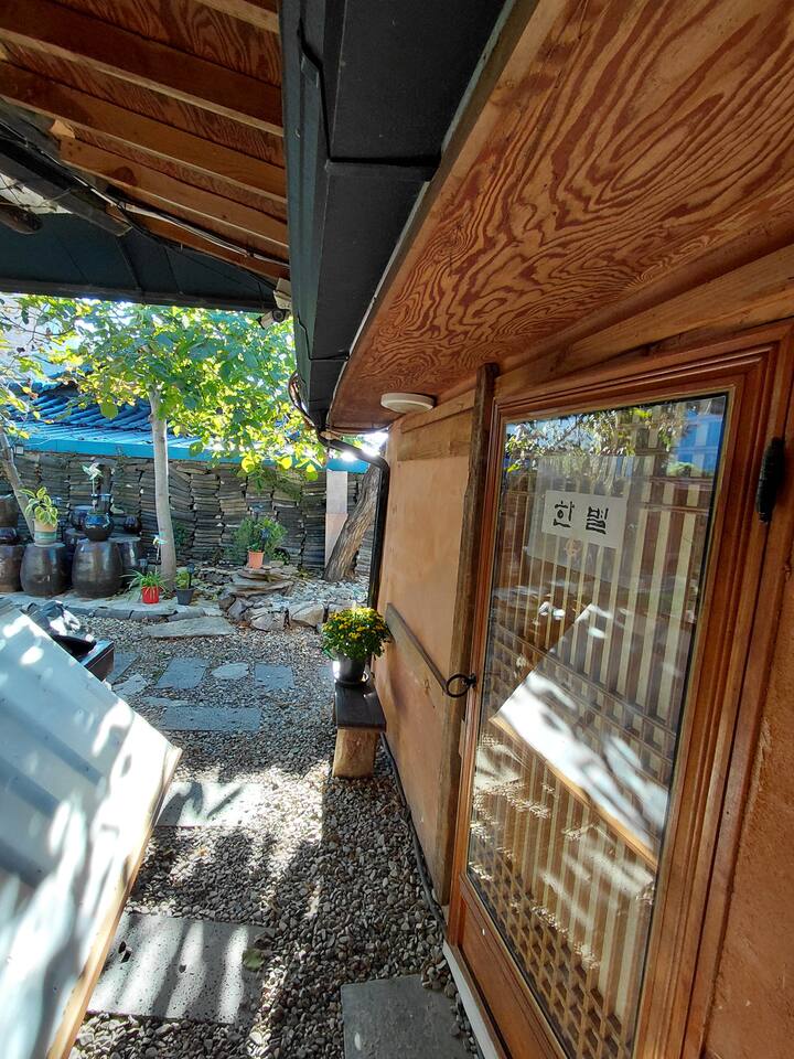 Baeknyeon Hanok Hanbyeol Room Studio-type room in the annex with fixed ...