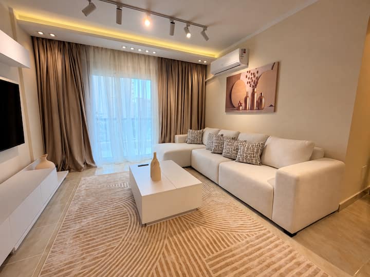 Bella 3 BDR Apartment In Rehab City: Living room