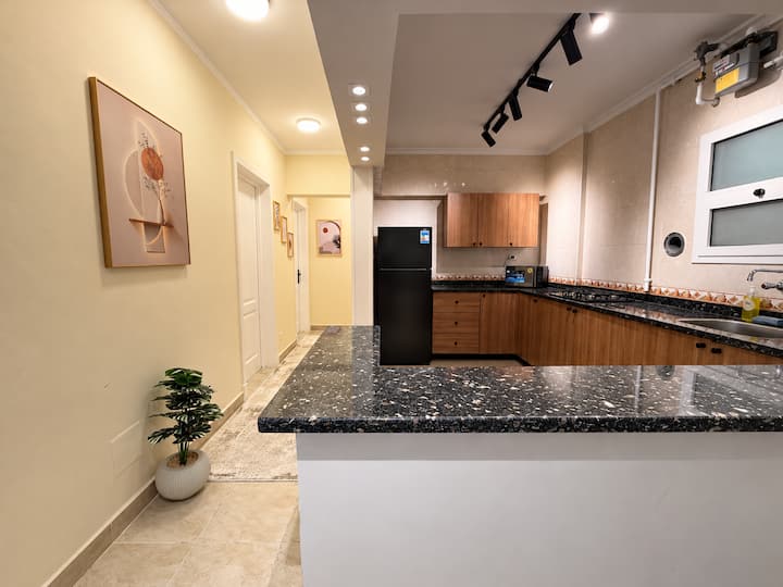 Bella 3 BDR Apartment In Rehab City: Full kitchen