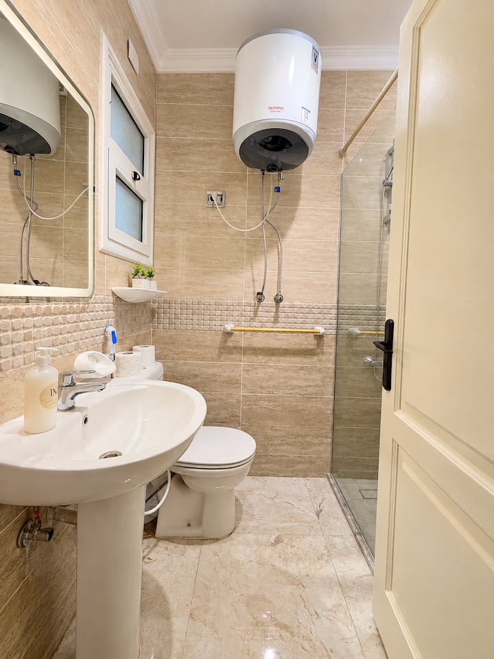 Masterpiece 2 BDR 2 Baths Rehab City: Full bathroom 1