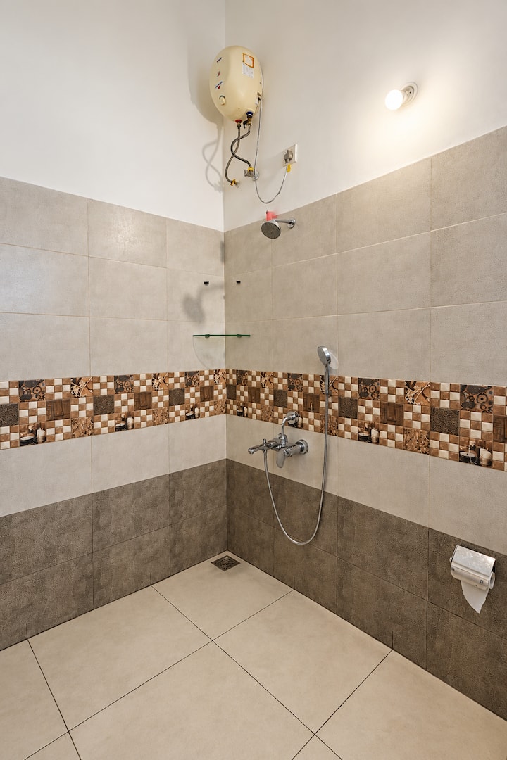 Full bathroom 1 image 1