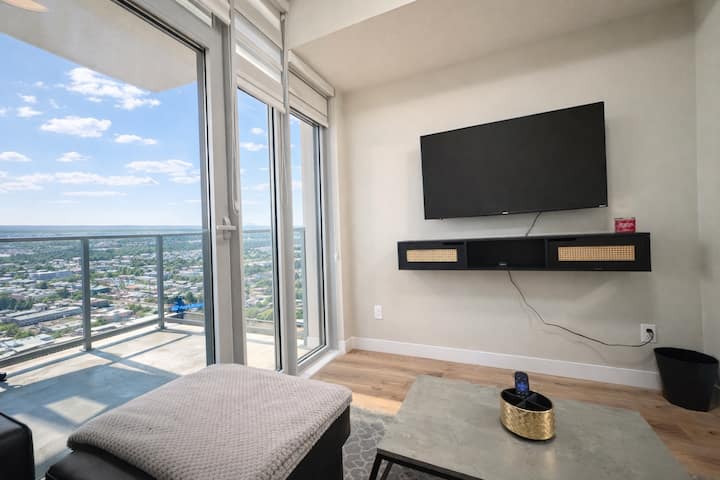 Downtown Luxurious High Rise - Free Parking & Gym - Apartments for Rent ...