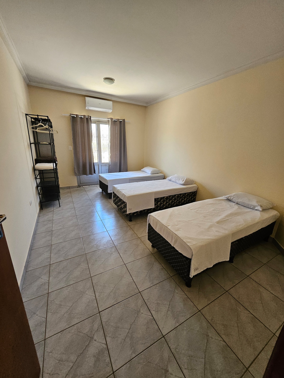 Bedroom 1 with 3 beds + A/C + closet - UFU Medicine - Flats for Rent in ...