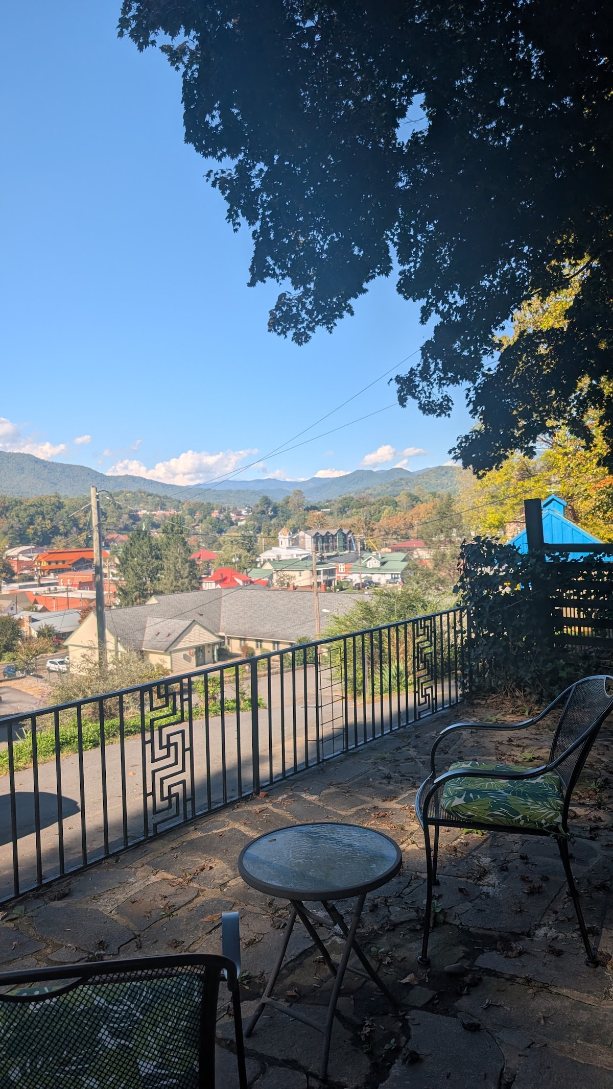 Smoky Mtn views|Local Art & charm|Walk to town - Flats for Rent in ...
