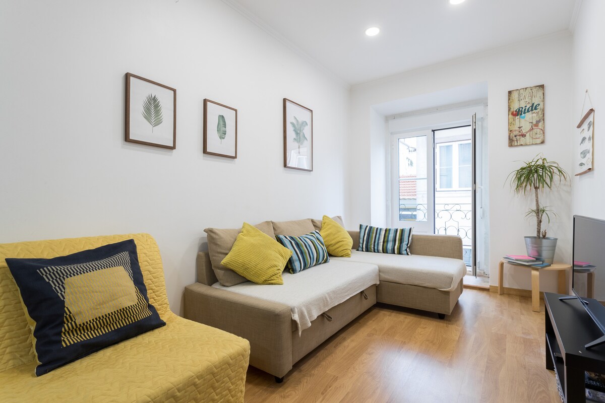 位于热闹的上城区的舒适客厅，带私人阳台