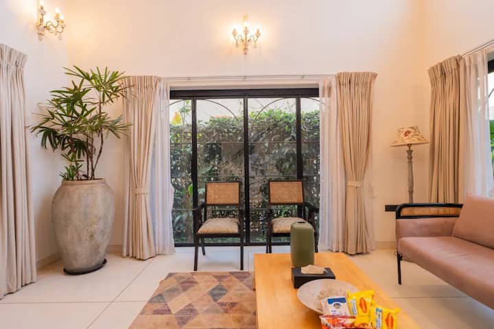 Living room image 7