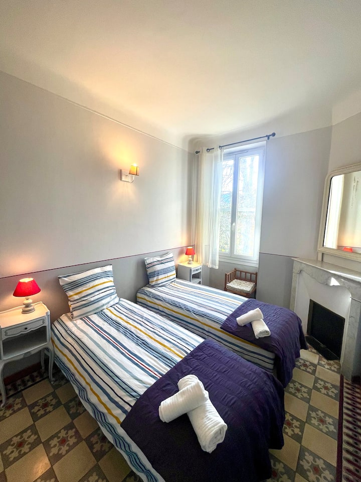 Troisième chambre du corps principal. Climatisation réversible. Deux couchages en 80.  Chambre lumineuse