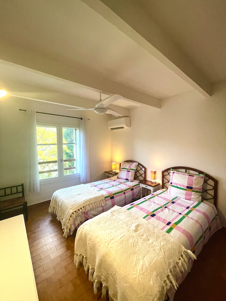 Cinquième chambre dans la partie attenante mais entièrement indépendante du corps principal. Lumineuse. Climatisation réversible. Deux couchage en 90. Grand rangement. Salle de bain privée à celle ci.