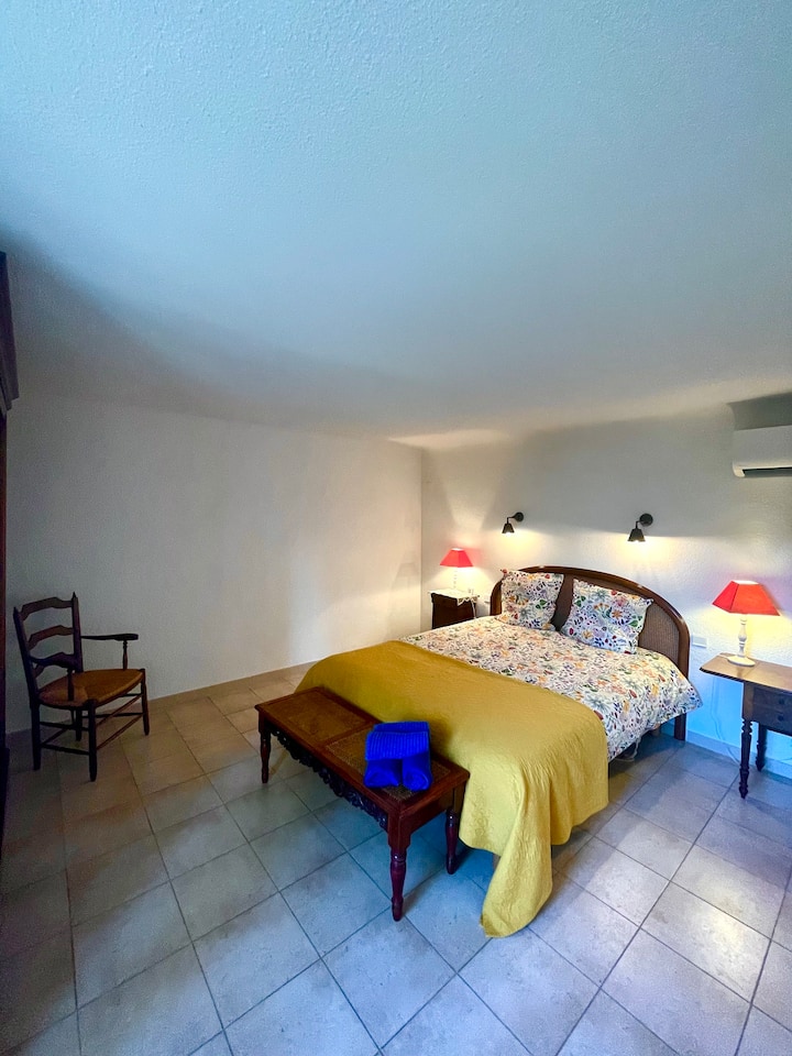 Grande chambre du corps principal, lumineuse avec climatisation réversible. Lit en 160 tout confort. Grand rangement 