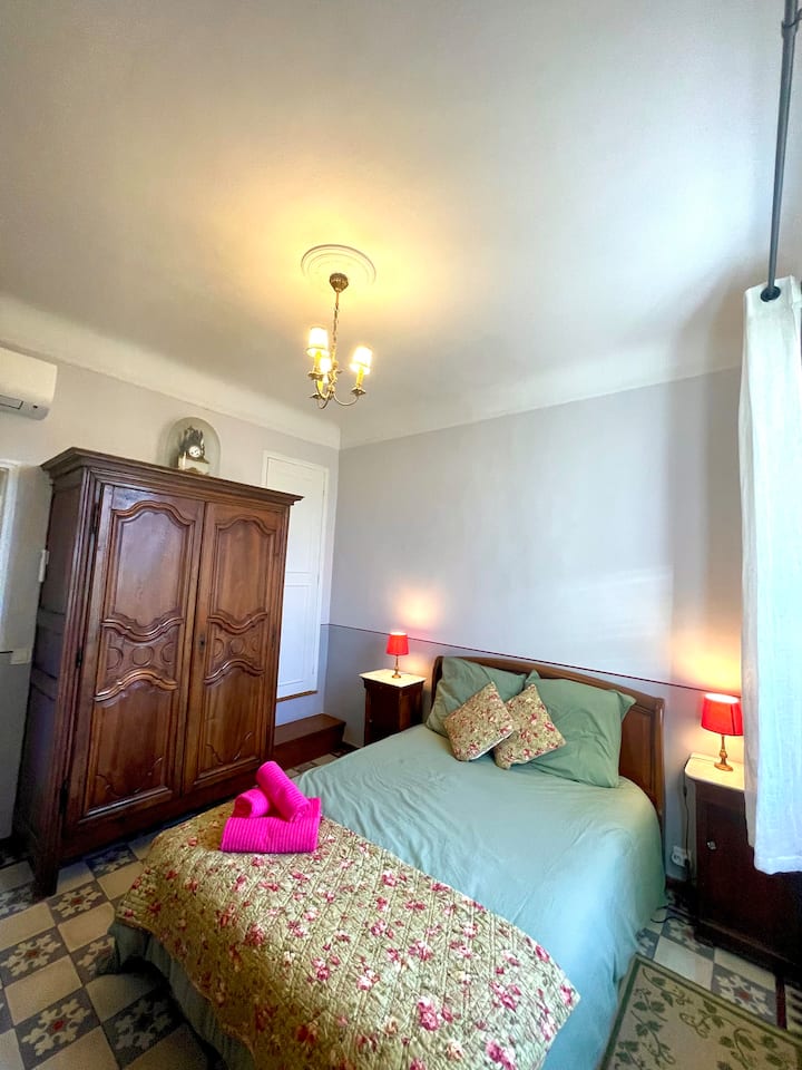 Deuxième chambre du corps principal. Climatisation réversible. Couchage en 140 tout confort. Rangement. Chambre lumineuse. 
Salle d'eau privée