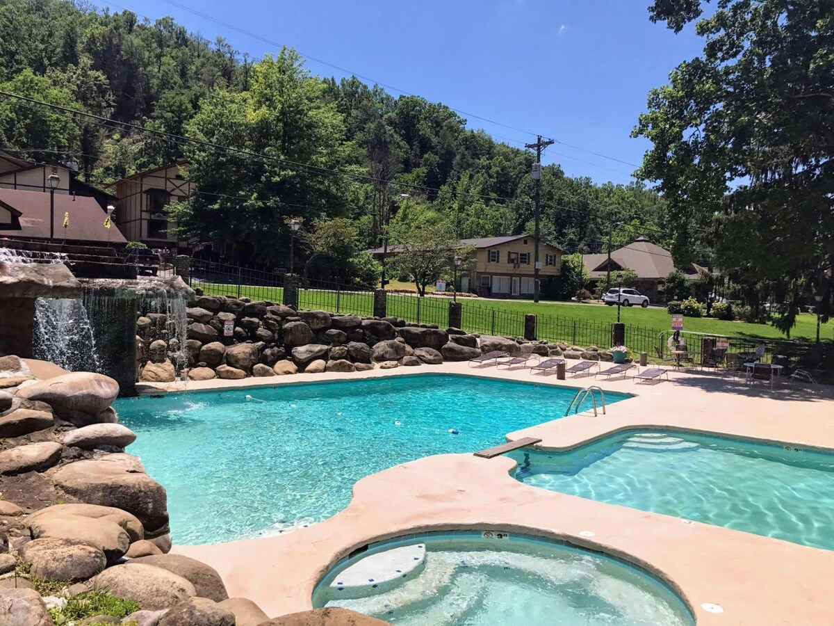 Brookside Lodge - Gatlinburg - On the River in Gatlinburg, Tennessee ...