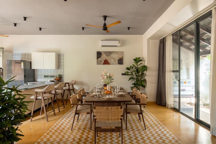 Dining area image 1