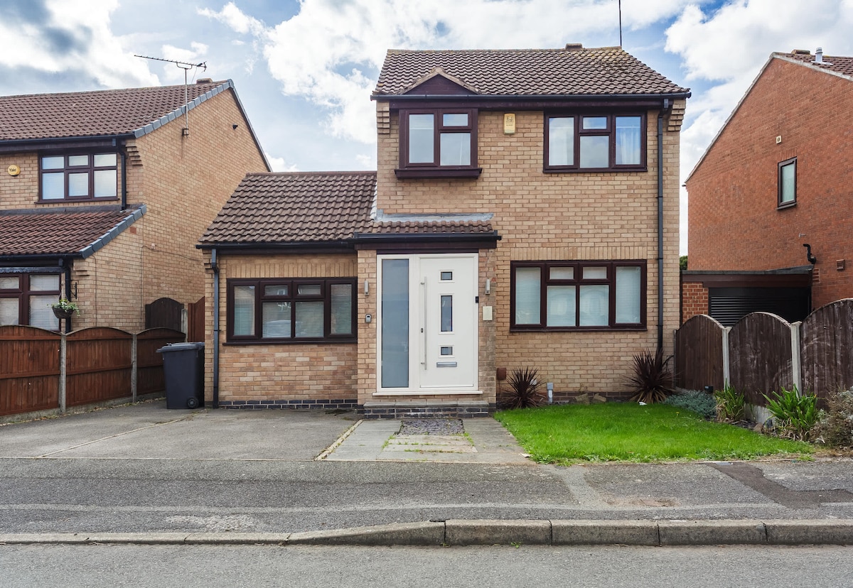 4 Bed Contractor House, Driveway & EV Charger - Houses for Rent in ...
