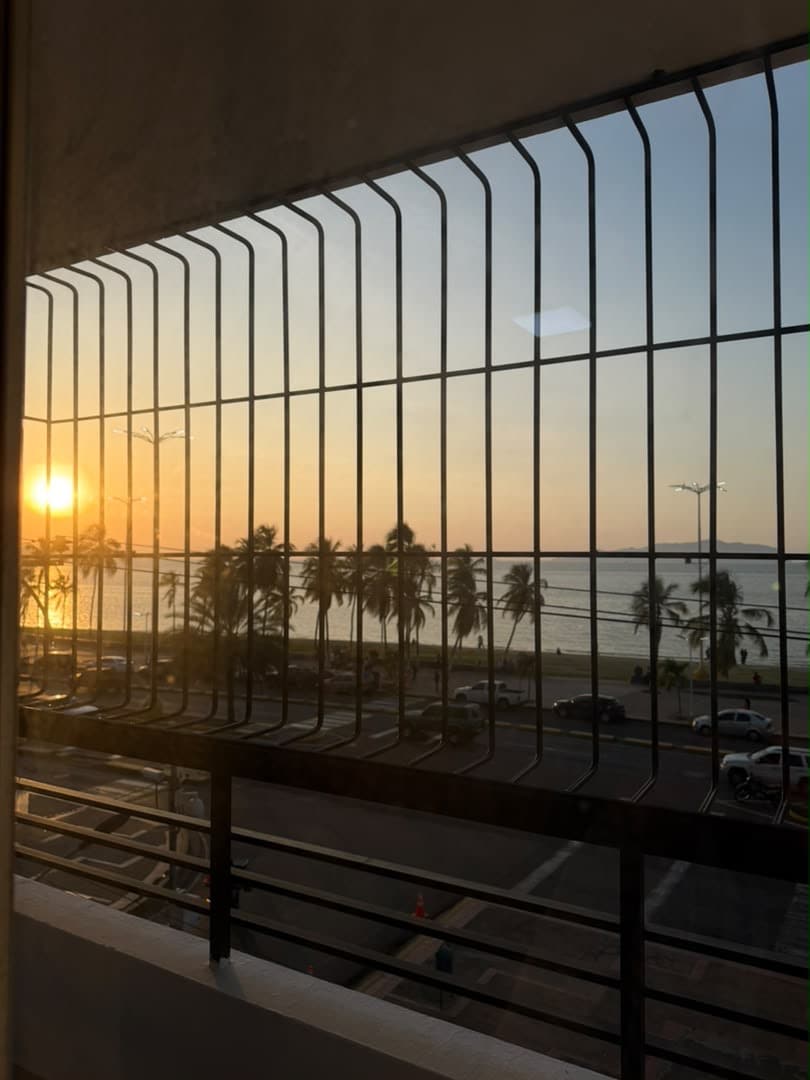 Comfortable apartment. With an ocean view and overlooking Paseo Colón ...
