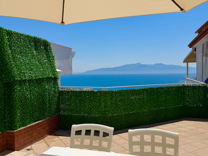 Stylish Penthouse offering beautiful sea views - Apartments for Rent in ...
