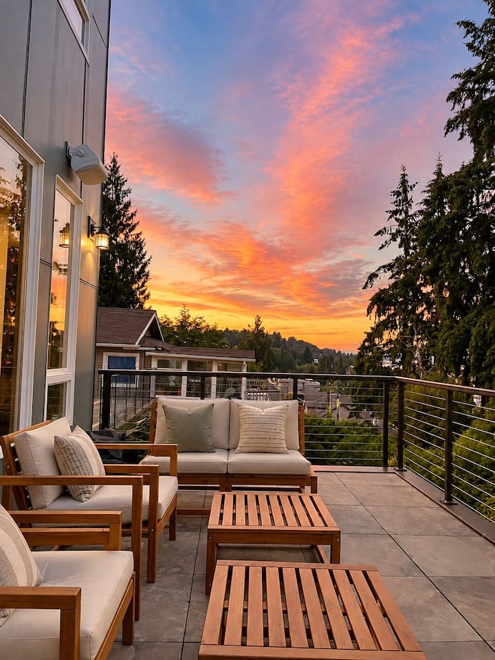 Panoramic Mt. Rainier Views & Luxury Rooftop Deck - Houses for Rent in ...