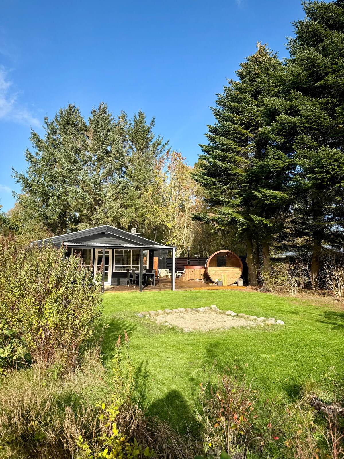 Natural idyll with sauna, jacuzzi, outdoor living & close to the water ...