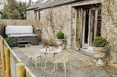 Glovers cottage: private hot tub and super king