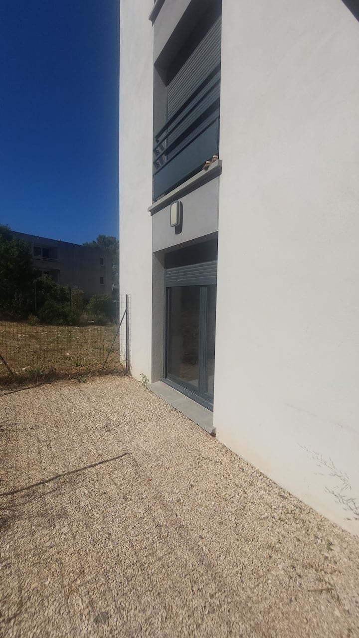 Studio for rent on the garden level in a residential complex - Flats ...
