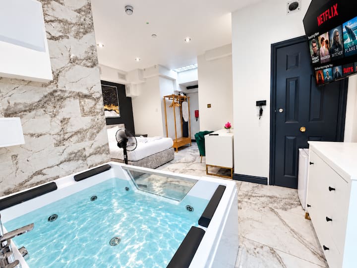 King private Hot-tub studio en-suite with kitchen - Apartments for Rent ...